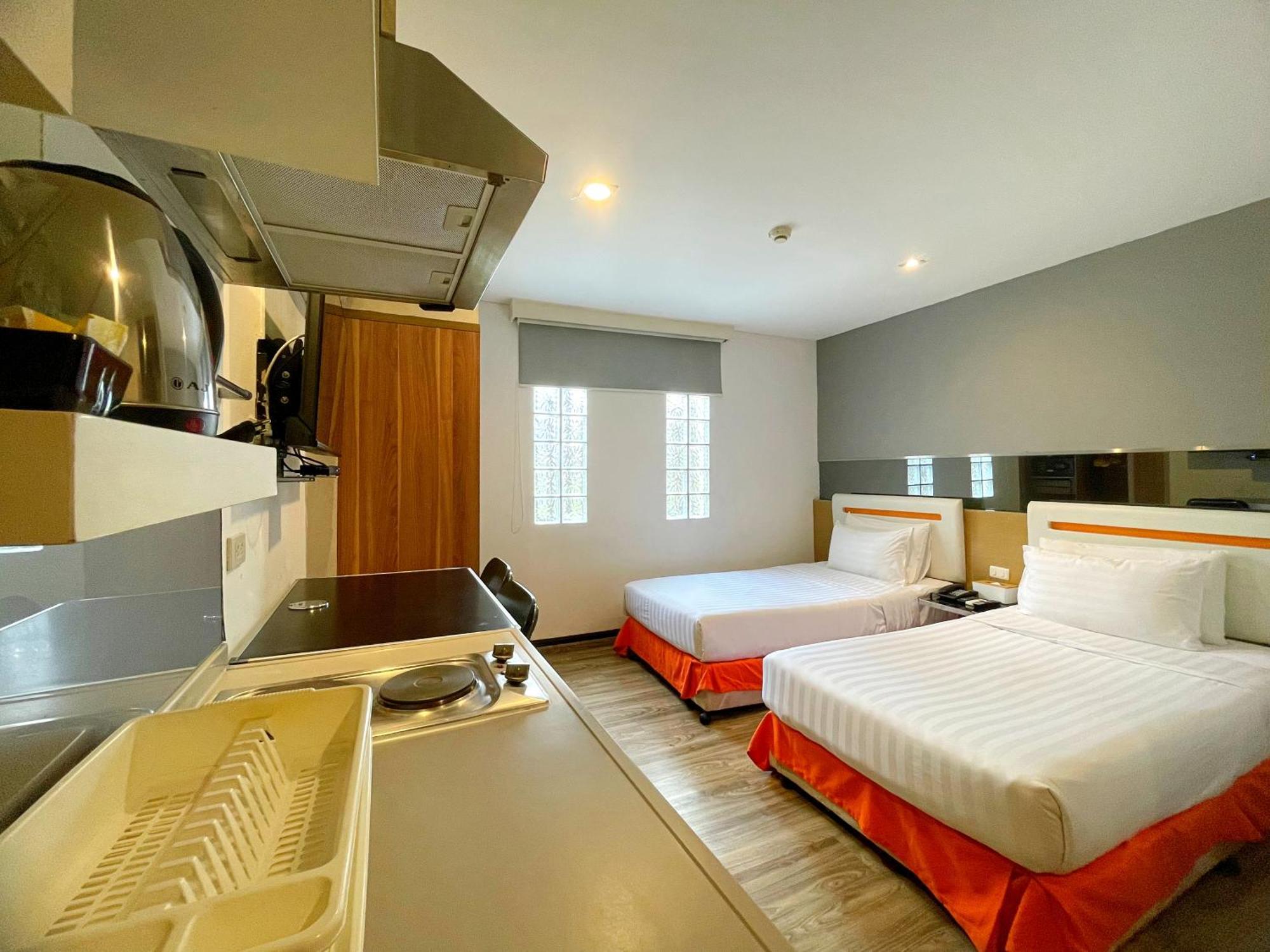 Hotel Arawana Express Phromphong Bangkok Esterno foto