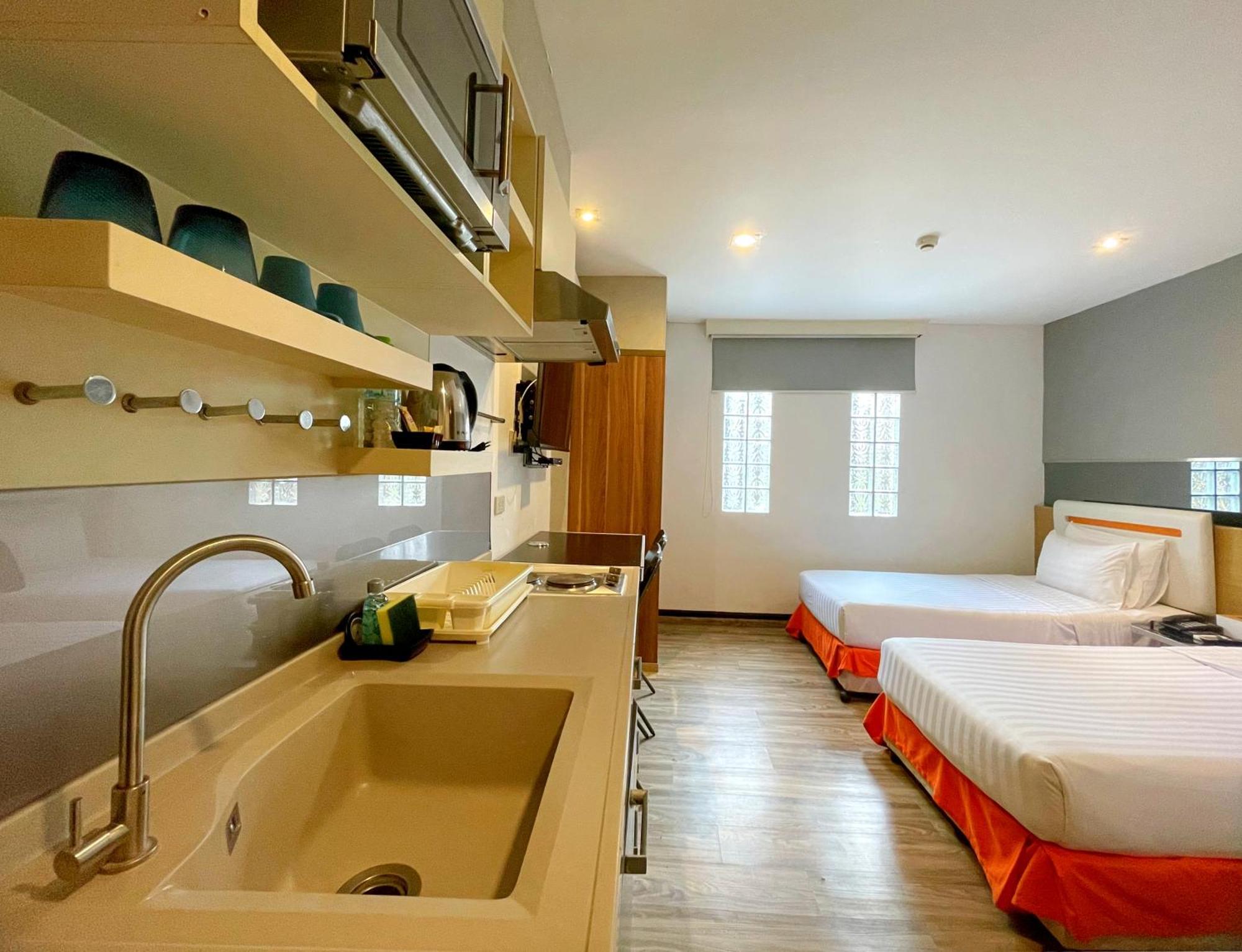 Hotel Arawana Express Phromphong Bangkok Esterno foto
