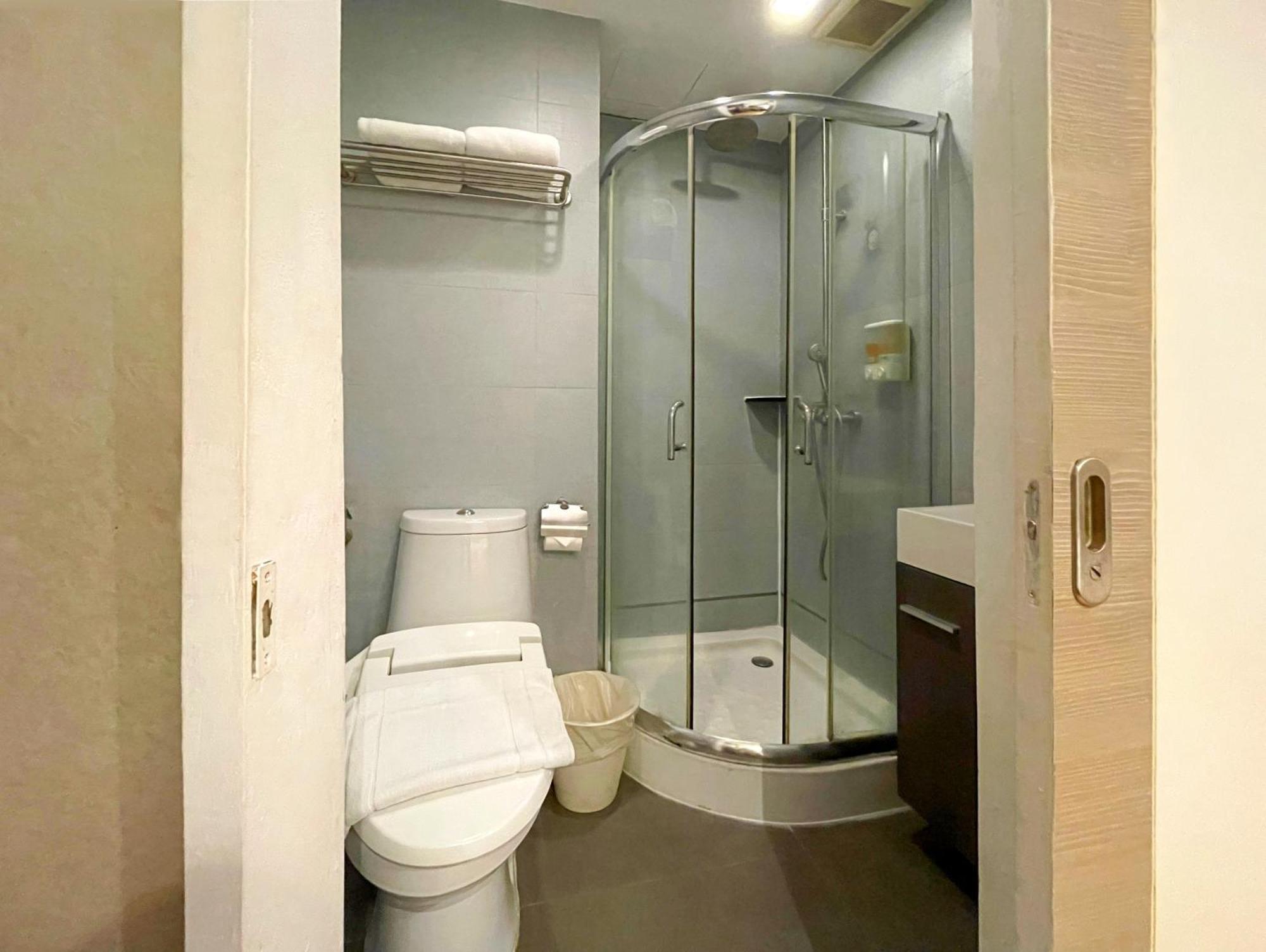 Hotel Arawana Express Phromphong Bangkok Esterno foto