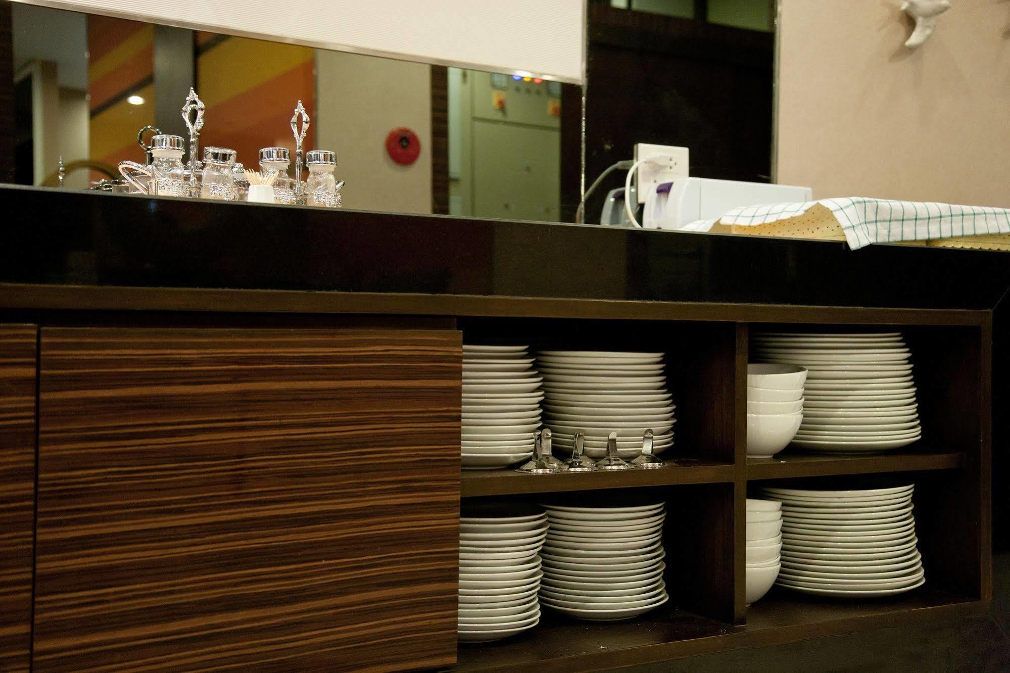 Hotel Arawana Express Phromphong Bangkok Esterno foto