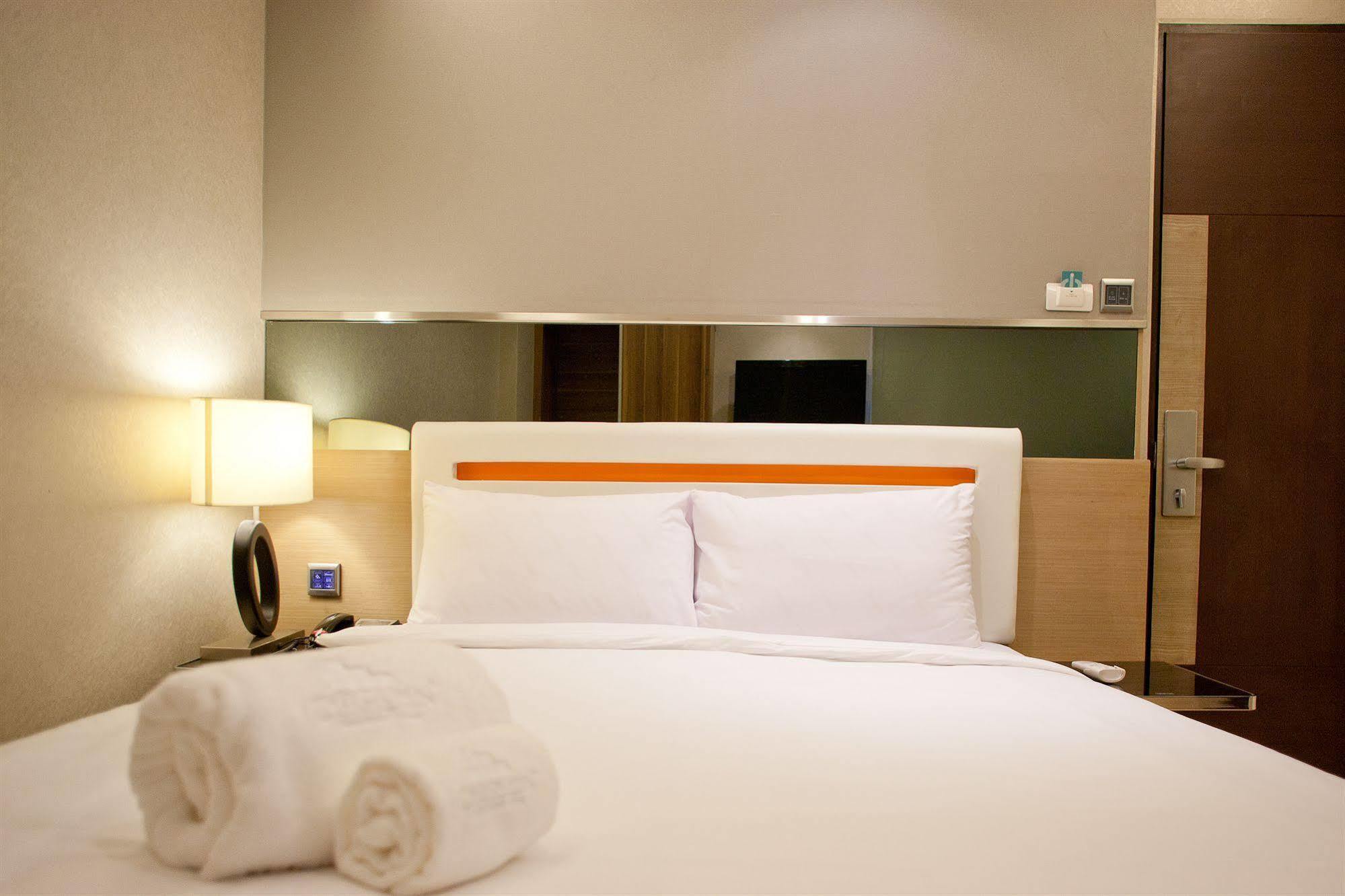 Hotel Arawana Express Phromphong Bangkok Esterno foto